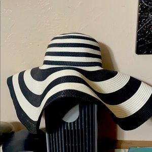 NWOT Black & White Floppy Sun Hat